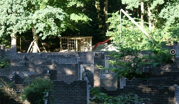 Ein Pavillon mit einem großen Irrgarten. Hier können Kinder rennen, klettern, springen und ......