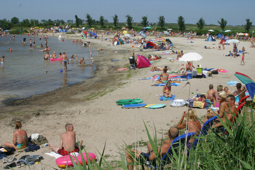 Een heerlijke drukte op het strand bij de put van Nederhorst