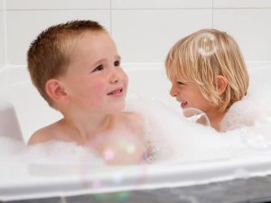 Kinderen spelen in bubblelbad