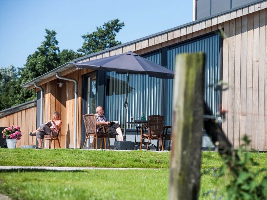 Terras grenst aan een ruim erf