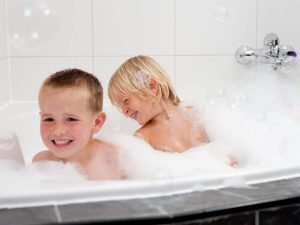 kinderen spelen in bubbelbad