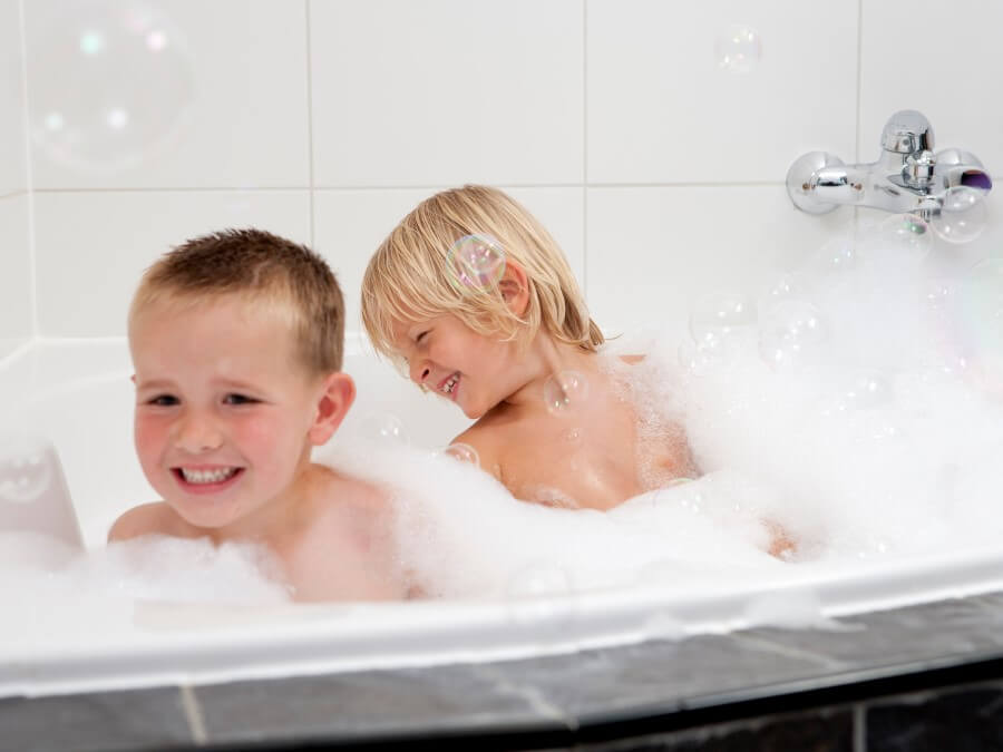 Kinderen vinden een bubbelbad fantastisch