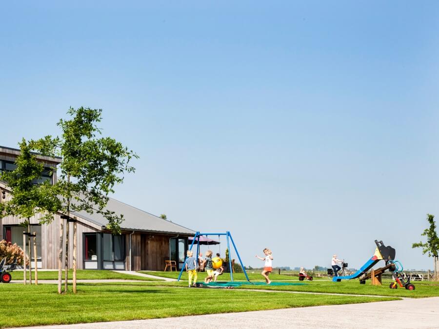 Speeltuin met wip glijbaan schommel en trampoline