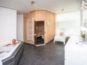 Ruime badkamer met sauna, bubbelbad en regendouche