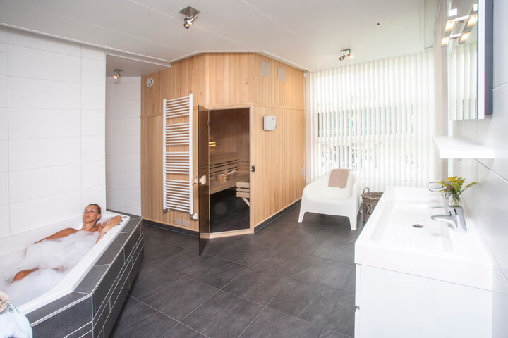 Grote badkamer met bubbelbad, sauna en regendouche