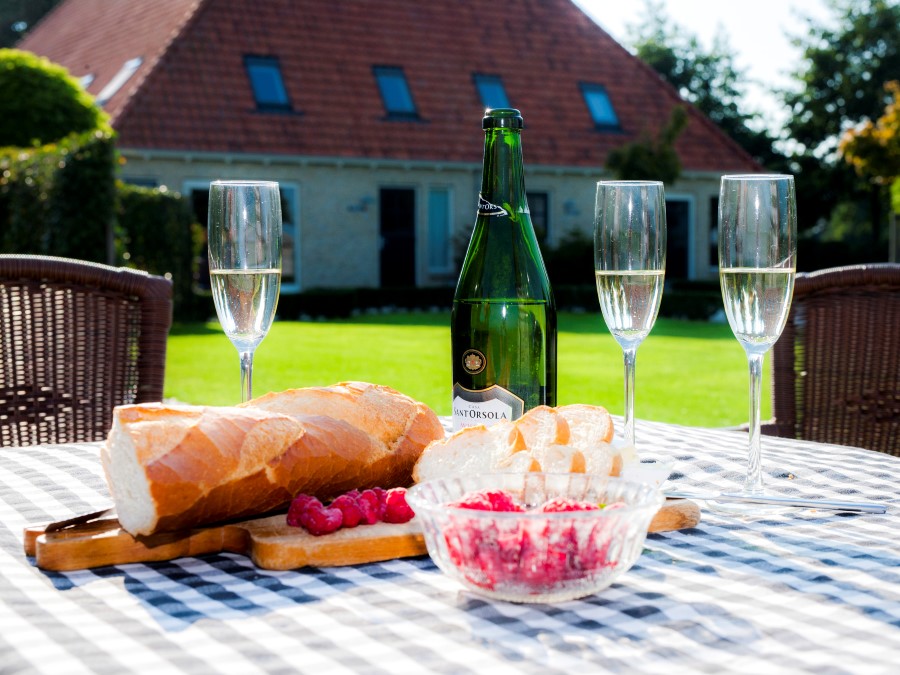 Champagne staat buiten op terrastafel