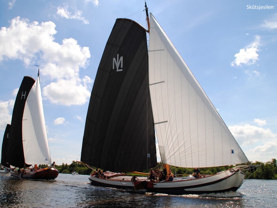 Skûtsje silen op de friese meren