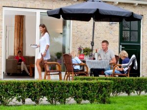 Luxe vakantie vieren buiten op het terras