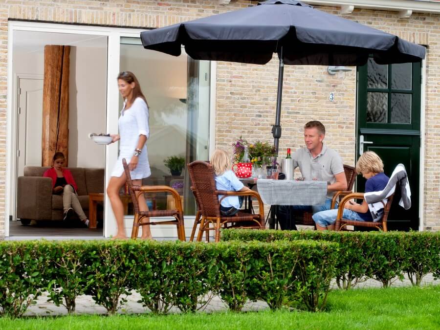 Gezellig met z'n allen buiten op het terras