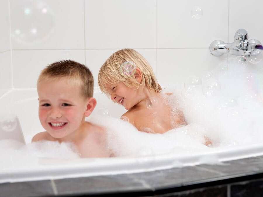 Kinderen genieten in de bubbels