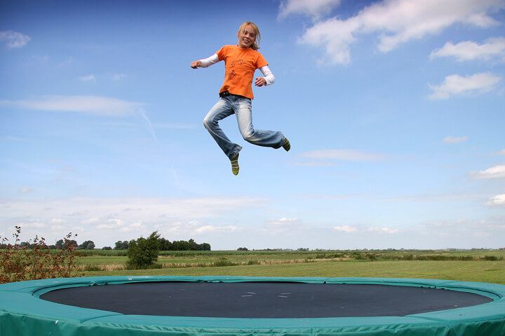 Springen op de trampoline