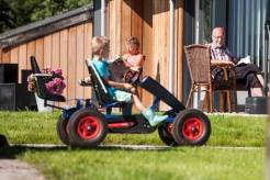 Kinder auf Go-Kart