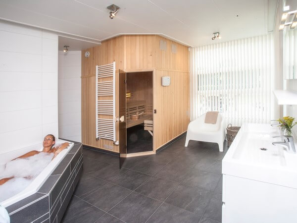 Nauw Pathologisch Schande Weekendje weg aanbieding met sauna, bubbelbad en regendouche - Luxe  Vakantie Friesland